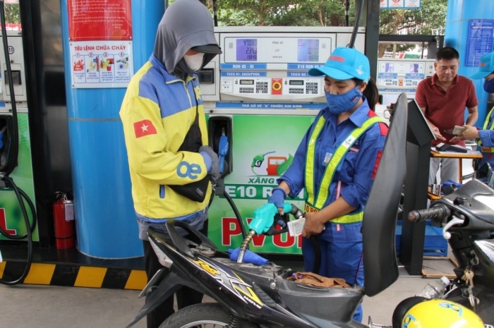 Gi&aacute; xăng dầu trưa 15/9: E5 RON 92 ở gần đ&aacute;y, E10 RON 95 &lsquo;t&igrave;m đường&rsquo; về 18.000 đồng/l&iacute;t, gi&aacute; đầy b&igrave;nh xe c&ocirc;n tay 150cc ảnh 1