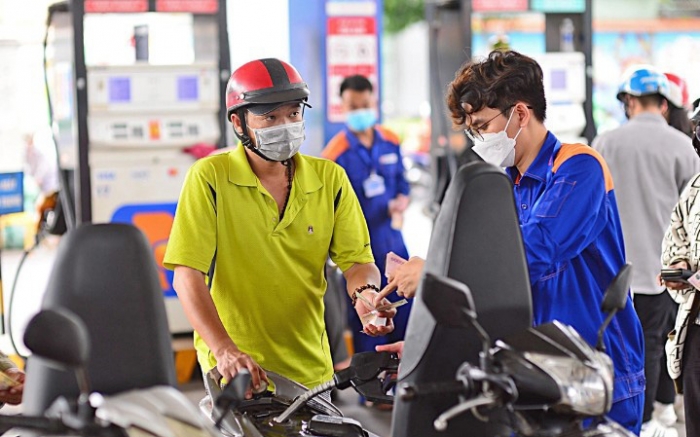 Gi&aacute; xăng dầu trưa nay 18/9: E10 RON 95 li&ecirc;n tục tăng, E5 RON 92 đ&atilde; cao hơn đ&aacute;y gần 6.000 đồng, gi&aacute; đầy b&igrave;nh xe ga 125cc ảnh 1