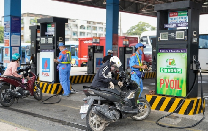 Gi&aacute; xăng dầu h&ocirc;m nay 23/9: Dầu diesel sắp rẻ trở lại, E10 v&agrave; RON 92 xuống 21.000 đồng/l&iacute;t? Gi&aacute; lăn b&aacute;nh VinFast VF 9 mềm ảnh 1