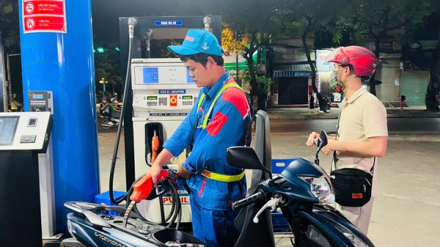 Gi&aacute; xăng dầu tối nay 27/9: Dầu diesel, xăng E10 v&agrave; RON 92 tr&ecirc;n đ&agrave; về 21.000 đồng/l&iacute;t từ kỳ sau? Gi&aacute; đầy b&igrave;nh &ocirc; t&ocirc; Honda ảnh 1
