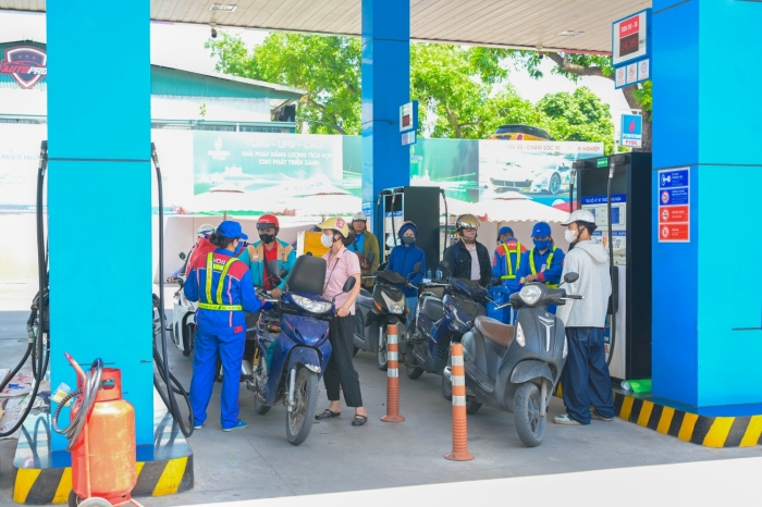 Gi&aacute; xăng dầu trưa 24/9: Dầu diesel tăng gần chạm đỉnh, xăng E5 RON 92 v&agrave; E10 RON 95 đều xa đ&aacute;y, gi&aacute; đầy b&igrave;nh &ocirc; t&ocirc; Mazda ảnh 1