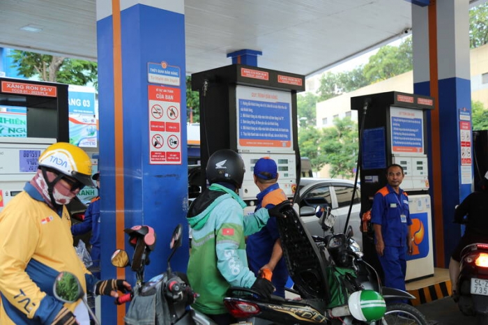 Gi&aacute; xăng dầu trưa nay 21/9: Dầu diesel gần 30.000 đồng/l&iacute;t, E10 RON 95 v&agrave; E5 RON 92 &lsquo;xa bờ&rsquo;, gi&aacute; lăn b&aacute;nh VinFast VF 5 ảnh 1