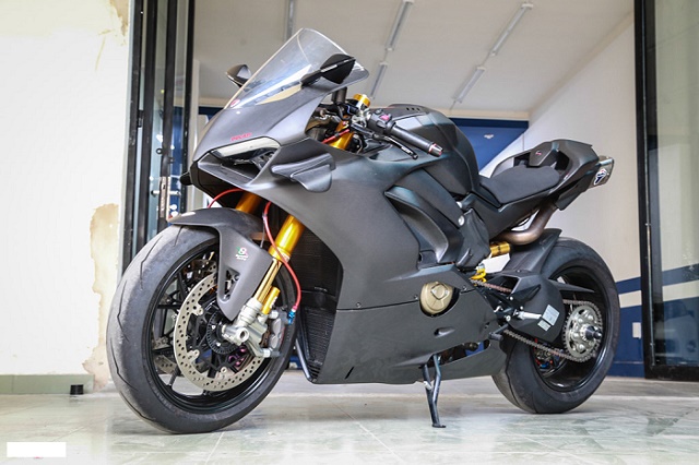 Ducati-V4R-Carbon-1