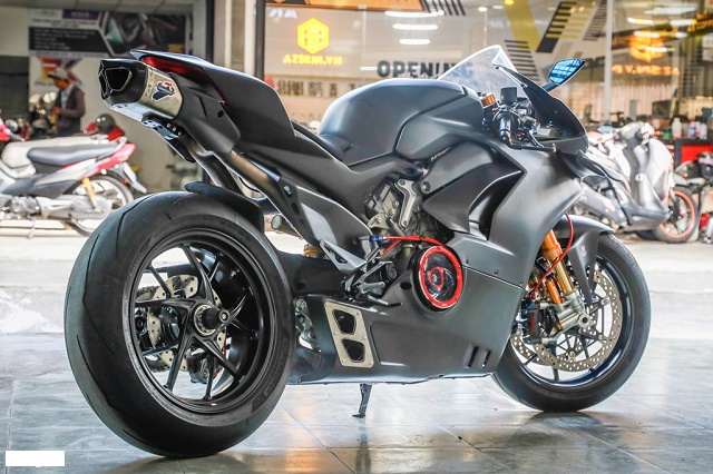 Ducati-V4R-Carbon-2