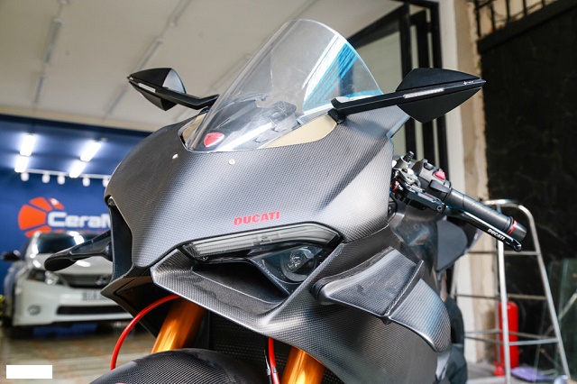 Ducati-V4R-Carbon-3