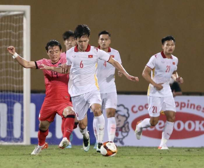 Tin bóng đá tối 25/4: ĐT Việt Nam chia tay 4 ngôi sao, HLV Park gấp rút triệu tập 'Quang Hải mới'