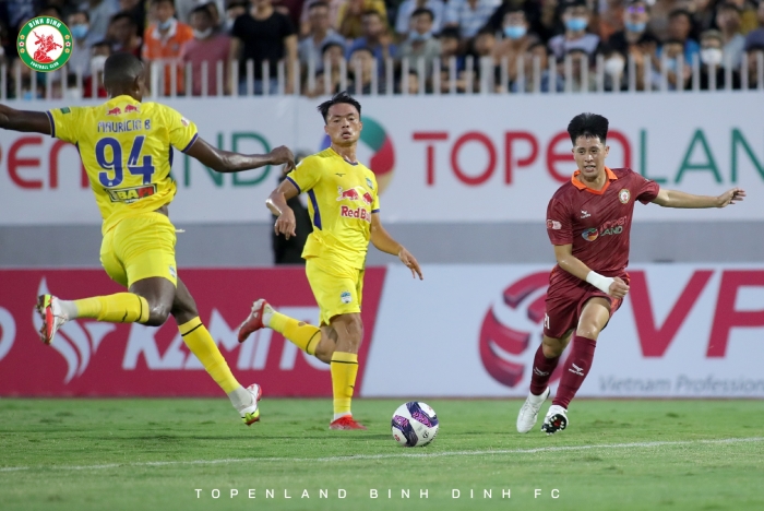 Bóng đá Việt Nam 5/7: Quang Hải tỏa sáng tại Pau FC; 'Vợ sắp cưới' Đoàn Văn Hậu khoe body 'đốt mắt'