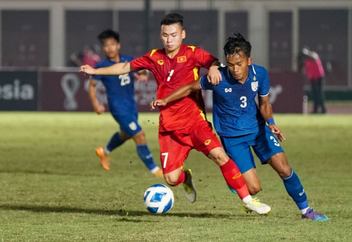 Tin bóng đá tối 25/8: ĐT Việt Nam gây sốt trên BXH FIFA; Quang Hải nhận 'tối hậu thư' từ CĐV Pau FC