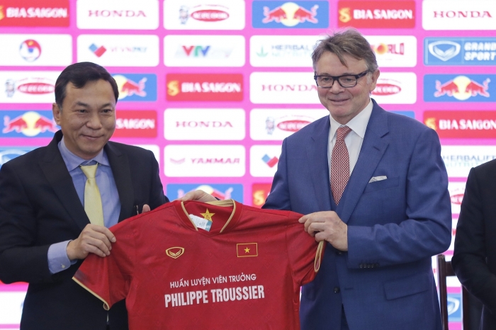 Tin bóng đá tối 12/3: HLV Troussier gặp khó với ĐT Việt Nam; Quang Hải nhận 'tối hậu thư' từ Pau FC