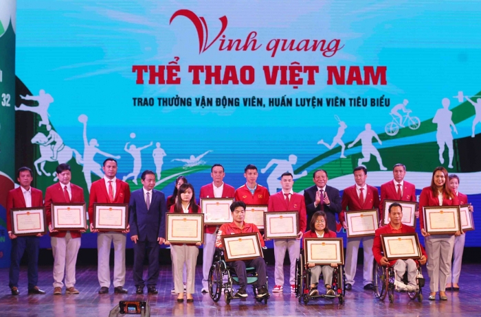 Tin bóng đá tối 20/3: Thủ quân ĐT Việt Nam được vinh danh; Công Phượng sớm 'bật bãi' ở Yokohama FC?
