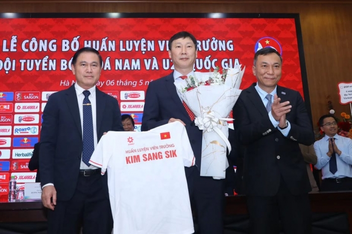 Tin bóng đá tối 6/5: HLV Kim Sang-sik chốt kế hoạch tại ĐT Việt Nam; Công Phượng nhận 'đặc quyền'