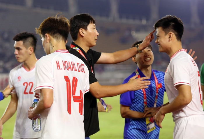 Tin nóng AFF Cup hôm nay 11/12: Trụ cột ĐT Việt Nam nhận vinh dự lớn; Hoàng Đức bị gạch tên?