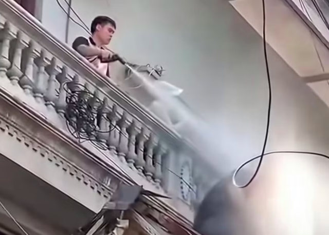 xịt 1
