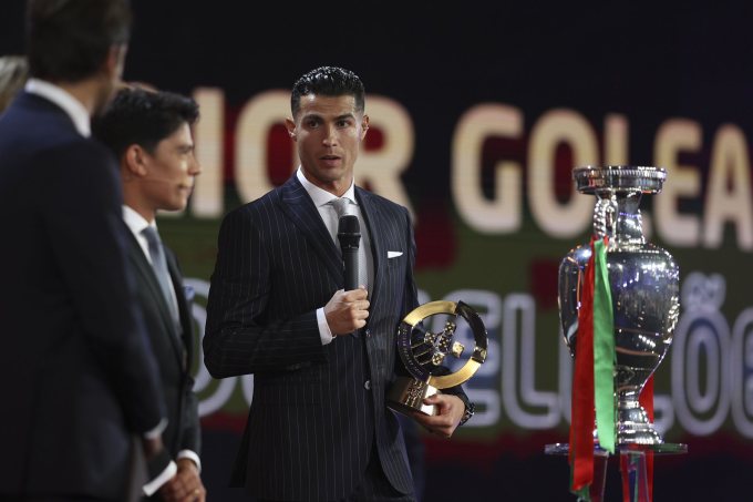 Tin bóng đá quốc tế 21/9: Ronaldo xác nhận thời điểm giải nghệ; Cựu HLV MU khuyên De Jong rời Barca