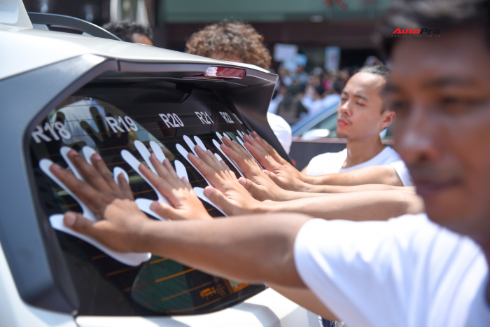 Đại diện VN suýt thắng trong cuộc thi chạm tay để trúng ô tô tiền tỷ