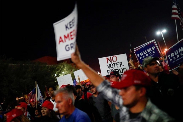 Cuộc chiến Trump vs Biden có 'biến': Arizona bắt đầu biểu tình, bạo loạn? ảnh 1