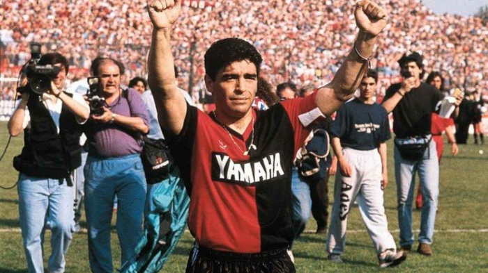 Nhìn lại sự nghiệp lẫy lừng của huyền thoại bóng đá Diego Maradona