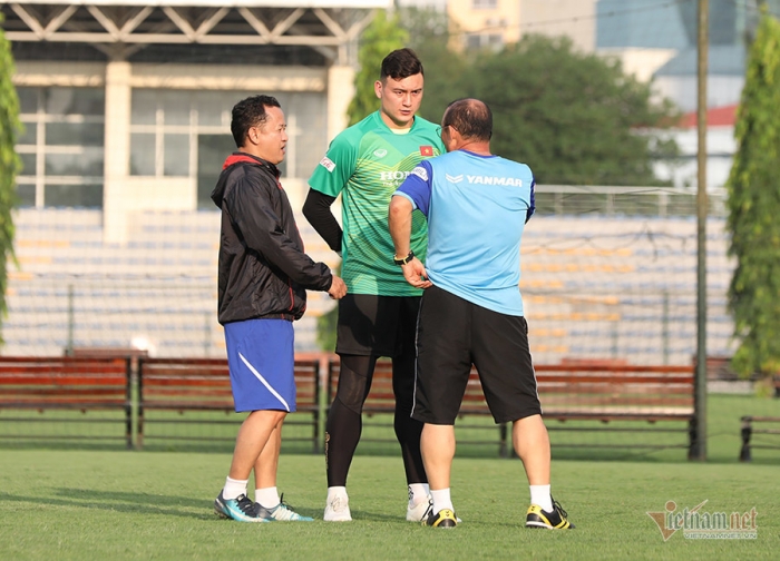 Đặng Văn Lâm bất ngờ xuất hiện cùng cựu sao MU, làm rõ tin đồn rời Cerezo Osaka sang châu Âu thi đấu