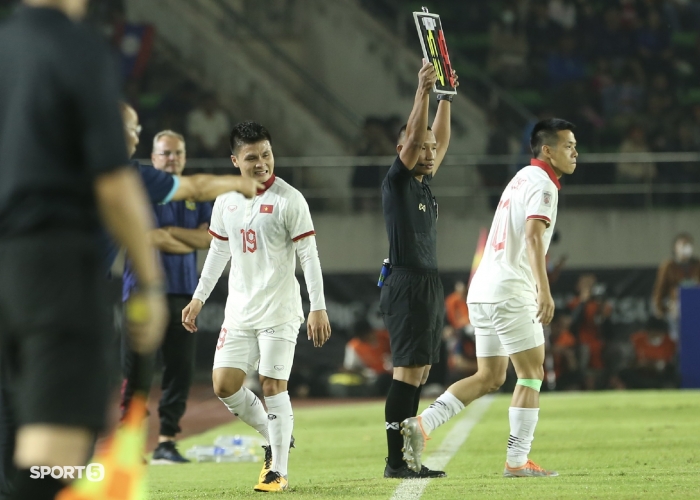 Quang Hải chấn thương rời sân sớm trận Việt Nam vs Lào: Trò cưng HLV Park nguy cơ bỏ lỡ AFF Cup 2022