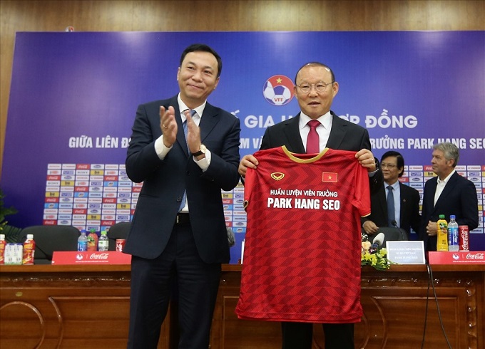 VFF ấp ủ kế hoạch không tưởng: HLV Park Hang Seo và Kiatisak cùng dẫn dắt ĐT Việt Nam dự World Cup?