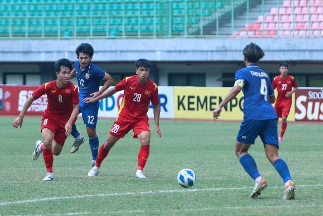 Tin bóng đá tối 17/7: Quang Hải nhận 'cảnh báo' từ Pau FC; Công Phượng chốt tương lai gây ngỡ ngàng?