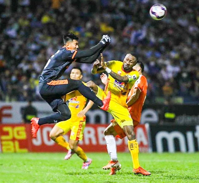 Từng bị kiện lên FIFA, ngôi sao bị HLV Park bỏ rơi gây phẫn nộ với hành vi phi thể thao tại V-League
