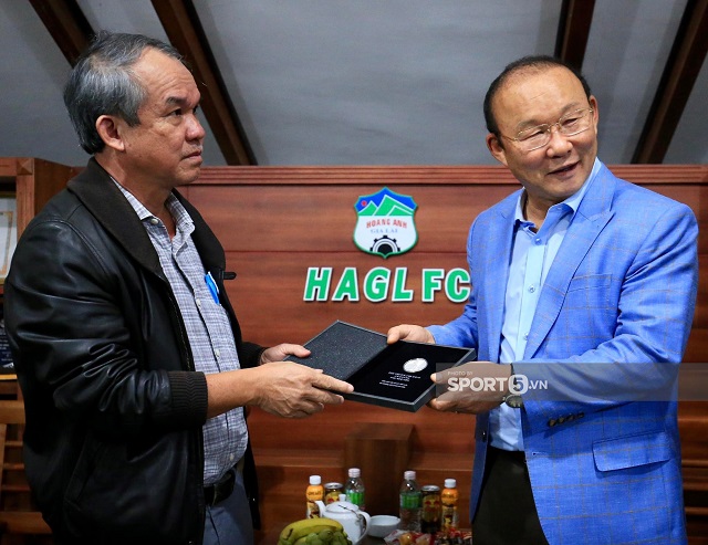 Bị Kiatisak 'nhắc khéo', HLV Park đáp trả cao tay khi dự khán trận HAGL vs Viettel tại V-League 2022