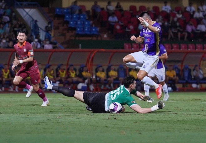 Đặng Văn Lâm đạt cột mốc 'khủng' tại V.League 2022 cùng Topenland Bình Định