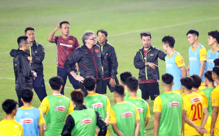 HLV Troussier có yêu sách bất ngờ, VFF buộc phải cấm khán giả tới sân ở trận đấu ra mắt U23 Việt Nam