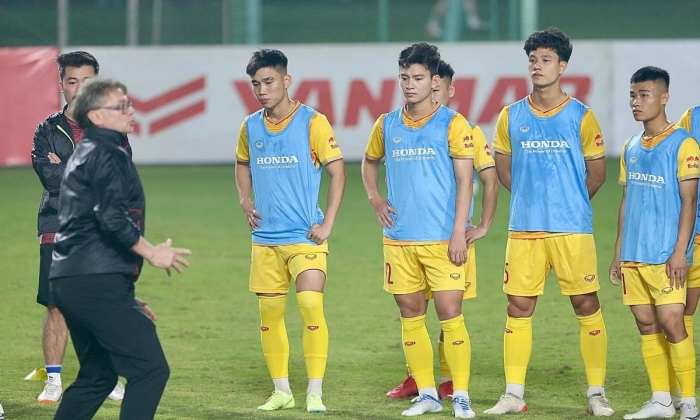 Thủ quân U23 Việt Nam tiết lộ sự thật về HLV Philippe Troussier, cầu xin người hâm mộ 1 điều bất ngờ