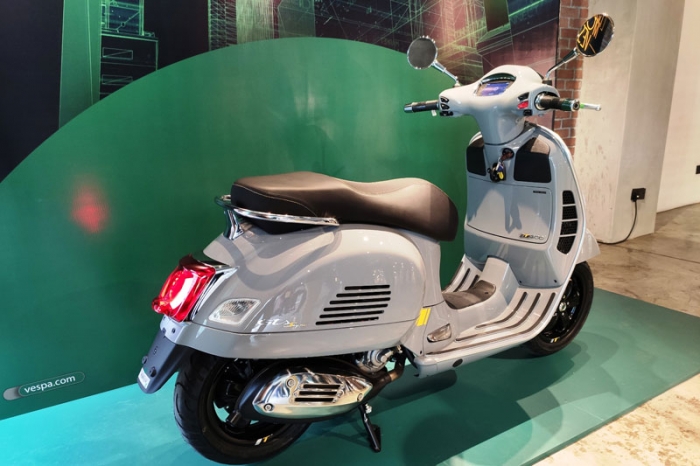 Vespa GTS 300 HPE Super Tech 2021 cạnh tranh Honda SH 300i