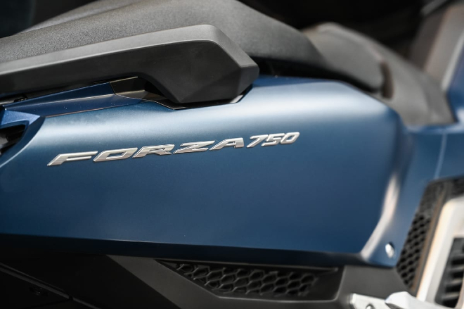 Chi tiết Honda Forza 750 2021