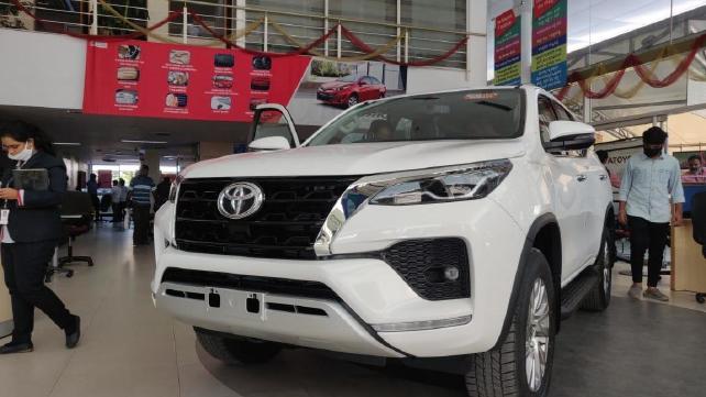 Toyota Fortuner 2021 facelift về đại lý