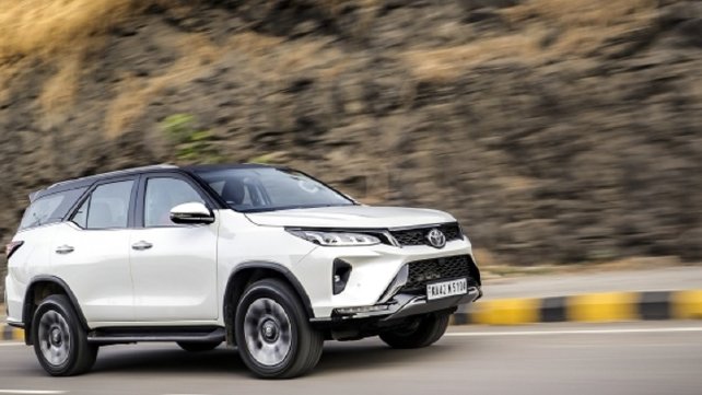 Toyota Fortuner 2021 ra mắt phiên bản mới, thiết kế gây sức ép lên Hyundai SantaFe