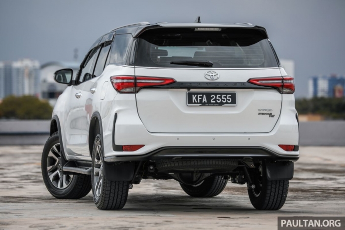 Toyota Fortuner 2021 được bổ sung thêm trang bị 'đấu' Hyundai SantaFe, bán ra với mức giá 963 triệu