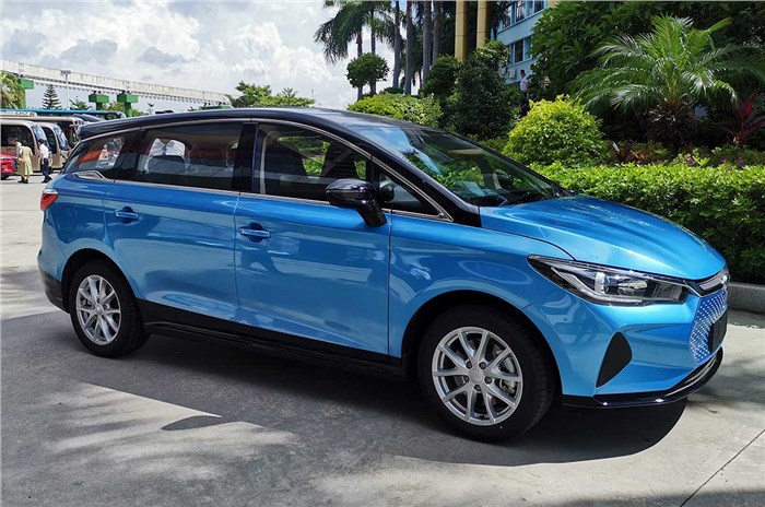 Mitsubishi Xpander 'dè chừng' trước đối thủ mới: Đẹp mê mẩn, giá bán ở mức khó tin