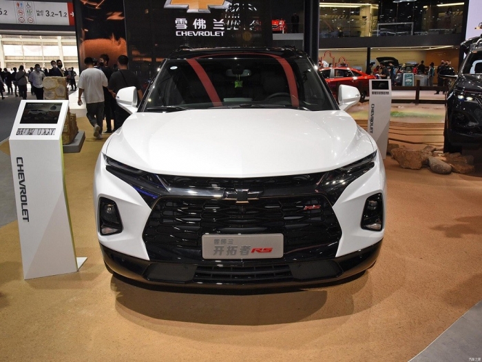 Hyundai SantaFe 'chạm trán' đối thủ mới, gây sốt với thiết kế bắt mắt cùng giá bán khó tin