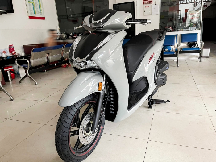 Khách Việt bất ngờ với giá xe Honda SH 2021 mới nhất tại đại lý, thời điểm vàng để mua xe giá tốt