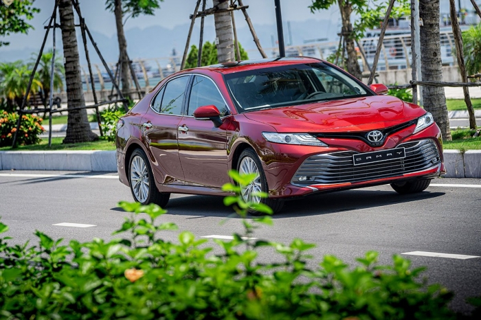 Bản mới vừa ra mắt, giá xe Toyota Camry 2021 đã giảm cả trăm triệu, xuống mức thấp kỉ lục tại đại lý