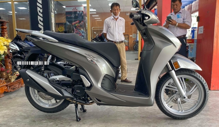 'Cơn ác mộng' của Honda SH chính thức về đại lý, ảnh thực tế đẹp mê ly khiến khách Việt bấn loạn