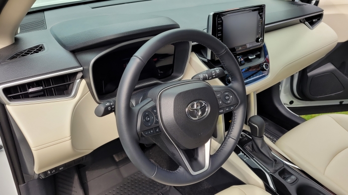 Cận cảnh Toyota Corolla Cross 2022 vừa về đại lý: Giá dự kiến 450 triệu, đẹp lấn át Kia Seltos