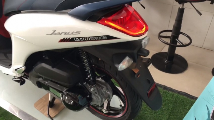 Cận cảnh Yamaha Janus 2021 bản giới hạn tại đại lý: 'Lấn át' Honda Vision 2021, giá chỉ 31,99 triệu
