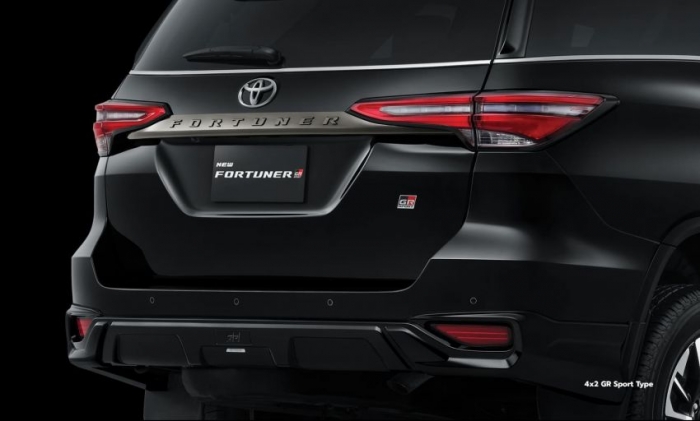 Toyota Fortuner 2022 ra mắt phiên bản mới với giá 867 triệu, thiết kế 'hạ gục' Hyundai SantaFe
