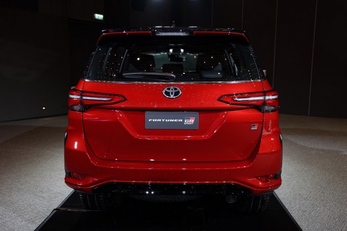 Toyota Fortuner 2021 bất ngờ có phiên bản mới đẹp miễn chê, giá bán khiến Hyundai SantaFe 'gục ngã'