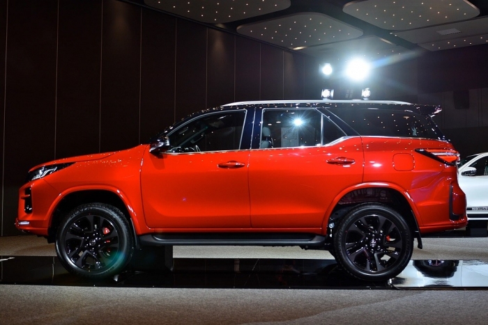 Toyota Fortuner 2021 bất ngờ có phiên bản mới đẹp miễn chê, giá bán khiến Hyundai SantaFe 'gục ngã'