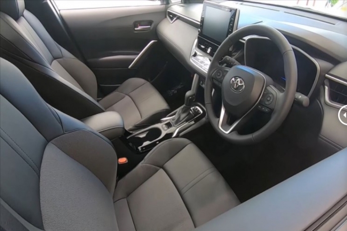 Cận cảnh Toyota Corolla Cross 2022 vừa về đại lý, giá chỉ 415 triệu khiến khách Việt ngỡ ngàng
