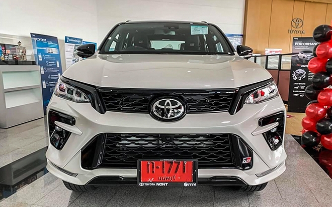 Cận cảnh Toyota Fortuner 2021 bản thể thao vừa về đại lý, giá bán 'làm khó' Hyundai SantaFe