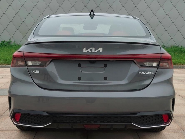 Kia K3 2023 bất ngờ lộ diện thực tế trước ngày ra mắt: Thiết kế mới lạ, giá dự kiến ở mức rẻ khó tin