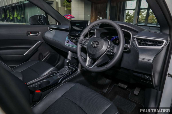 Toyota Corolla Cross 2022 bổ sung thêm phiên bản mới với giá 668 triệu, trang bị 'đè bẹp' Honda HR-V