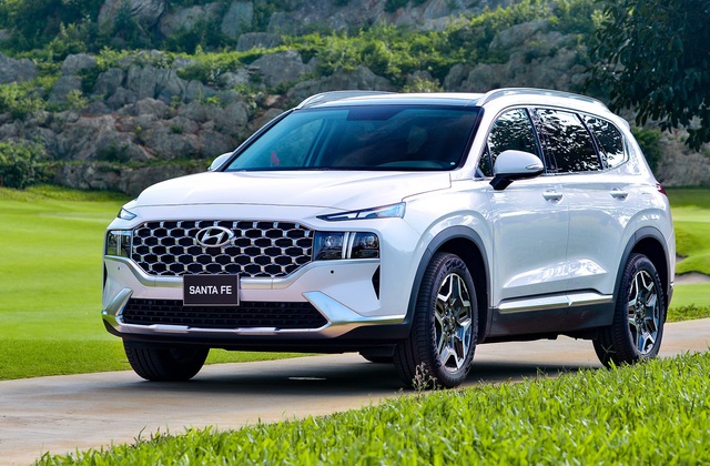 Hyundai SantaFe 2021 khan hàng tại đại lý, khách Việt vội xuống tiền bất chấp giá xe tăng nhẹ